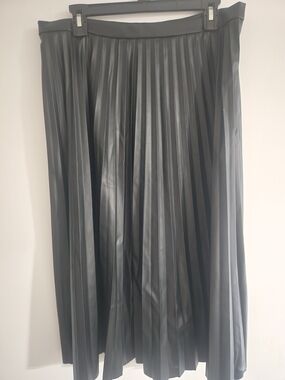 Pleated Faux Leather A-Line Skirt — Black
